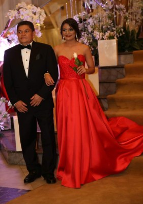 Júbilo y despedida en la elegante fiesta para los seniors de la Elvel School