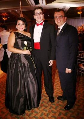 Júbilo y despedida en la elegante fiesta para los seniors de la Elvel School