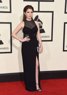 Famosos engalanan en su llegada a los Premios Grammy 2016