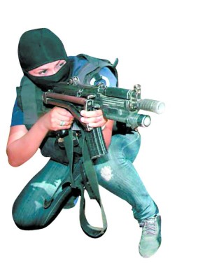 Siluetas femeninas enfrentan el peligro