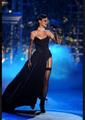 FOTOS: Los vestidos más sensuales, polémicos y criticados de Rihanna