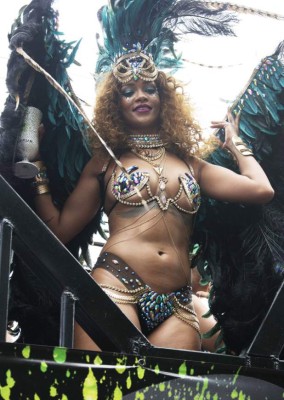 Rihanna semidesnuda en carnaval de barbados
