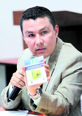 Confrontados Ebal Díaz y comisionada del IAIP