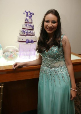 Hermosa velada juvenil en honor a la quinceañera