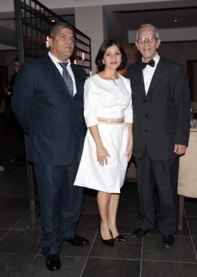 Celebran su matrimonio civil entre verdes pinares
