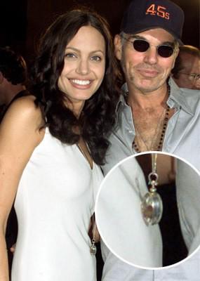 Los amuletos que siempre llevan los famosos para atraer la buena suerte