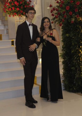 Summer Hill School despide a seniors con un ambiente lleno de glamur y alfombra roja