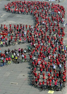 Miles de ciclistas forman 'monumental bici humana' en la contaminada Ciudad de México
