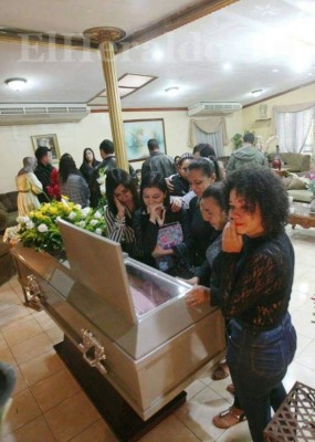 Entre dolor y conmoción velan a estudiante de Sociología