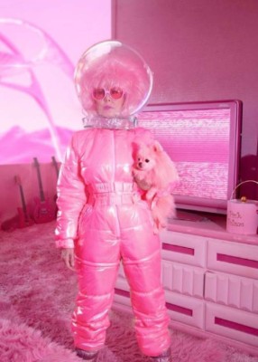 Kitten Kay Sera, la mujer que se casó con el color rosa tras 37 años de relación