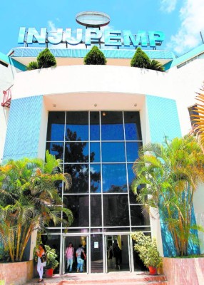 Emiten alerta roja contra César Díaz