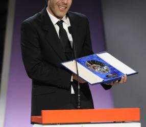 El director mexicano Fernando Eimbcke agradece al recibir la concha de plata.