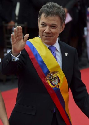 Santos asume segundo mandato con promesa de paz y equidad