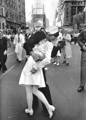 Cientos de parejas recrearon célebre beso de Times Square