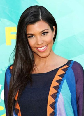 Kourtney Kardashian luce su figura en bikini