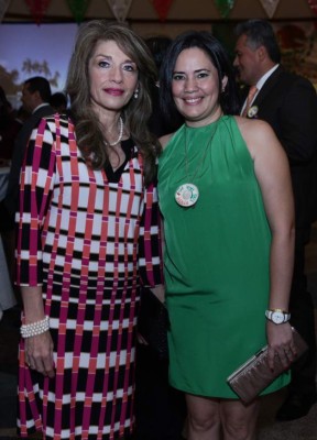 Brindan por aniversario patriótico de México