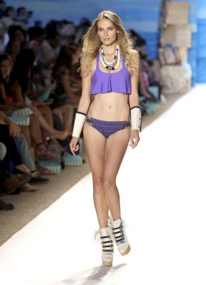 Sensuales y diminutas prendas para la playa