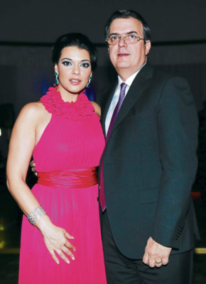 Enamorados anuncian la fecha de su boda