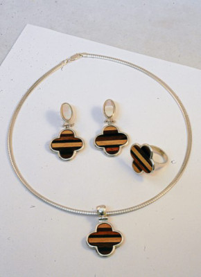 Exclusivas piezas artesanales diseñadas con madera y plata