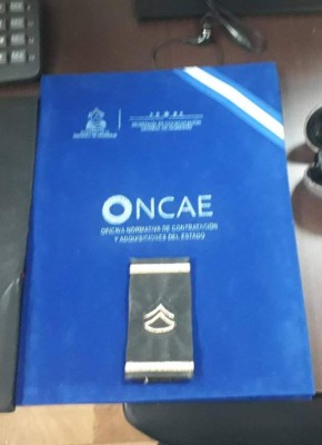 FOTOS: Los recuerdos que dejó en su escritorio el bombero hondureño Óscar Madrid