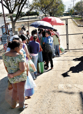 Angustiadas madres esperan para saber de sus hijos
