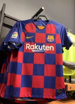 Barcelona presentó una nueva camiseta que rompe con el diseño tradicional