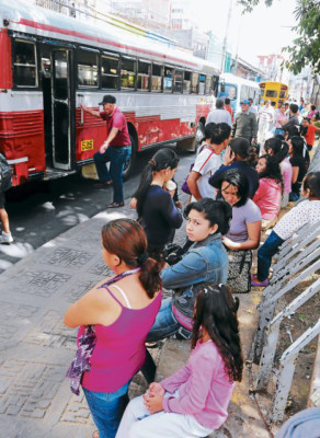Cada usuario pierde cinco horas diarias en el transporte