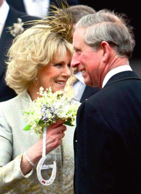 Beso gay podría destronar al príncipe Carlos de Gales