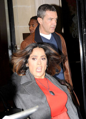 Aparatosa caída de Salma Hayek roba cámara en París