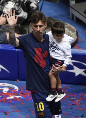 Los campeones celebran con sus hijos