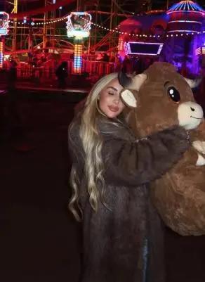 Jugador se tapó el rostró pero siempre fue captado recogiendo bella rubia