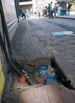 Transitada vía en total deterioro