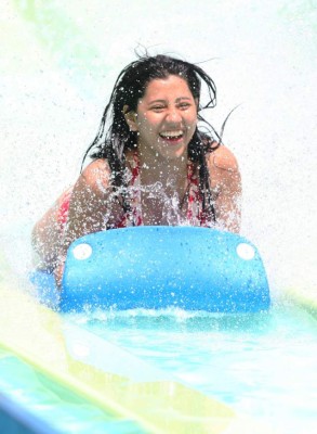 Hermosas sirenas abarrotan balnearios de la capital hondureña