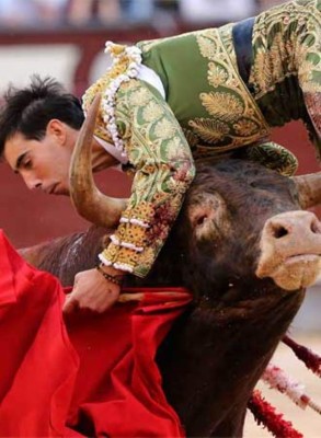 Torero sufre por segunda vez una grave cornada en el cuello
