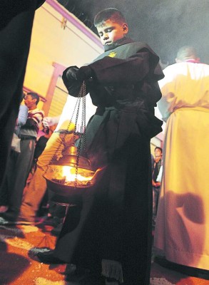 Devotos acompañan el cortejo del Cristo Yacente
