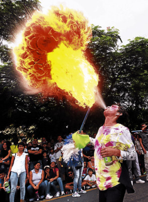 Baile y mojigangas se robaron el show en fiestas de Independencia