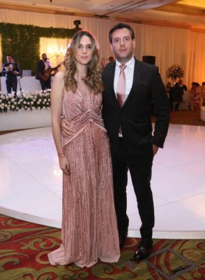 En el altar de la iglesia San Francisco sellaron su amor los esposos palma romero