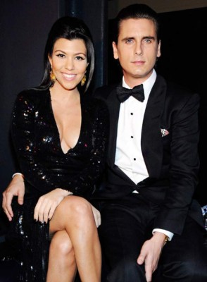 Kourtney Kardashian luce su figura en bikini
