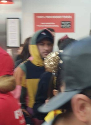 Neymar y Bruna Marquezine visitan Disneyland París