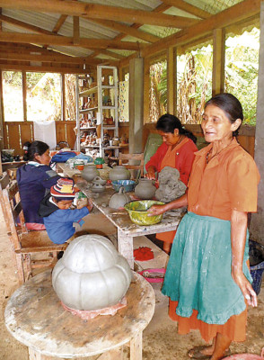 Mujeres contribuyen a la economía del hogar con el arte manual