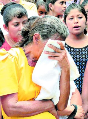 Lágrimas y plegarias en misa de mineros