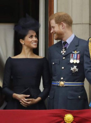 Meghan Markle, esposa del príncipe Harry, revive su antiguo estilo con elegante traje negro