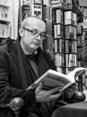 Juan Carlos Abril y su antología 'Esperar es un camino”