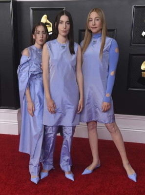 Flores, plumas y esqueletos: los peor vestidos de los Grammy 2021