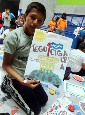 Niños llenan de color a Tegucigalpa
