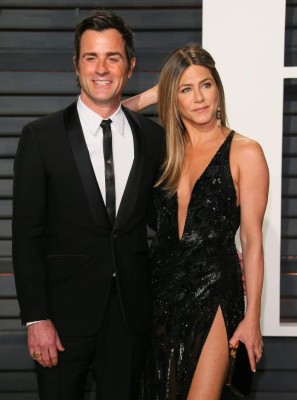 Mamá de París Hilton inventa rumor de embarazo sobre Jennifer Aniston