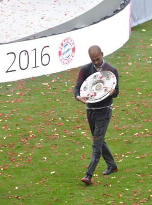 Guardiola se despide de la Bundesliga con triunfo; Stuttgart desciende