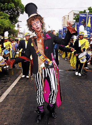Baile y mojigangas se robaron el show en fiestas de Independencia