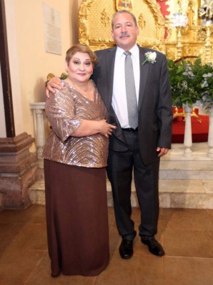 Celestial enlace de amor entre Marcos Suazo y Elisa Flores en la Catedral capitalina