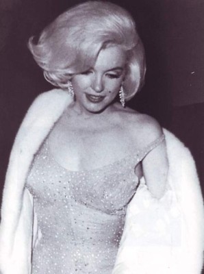 Vendido en 5 millones de dólares vestido con que Monroe felicitó a Kennedy